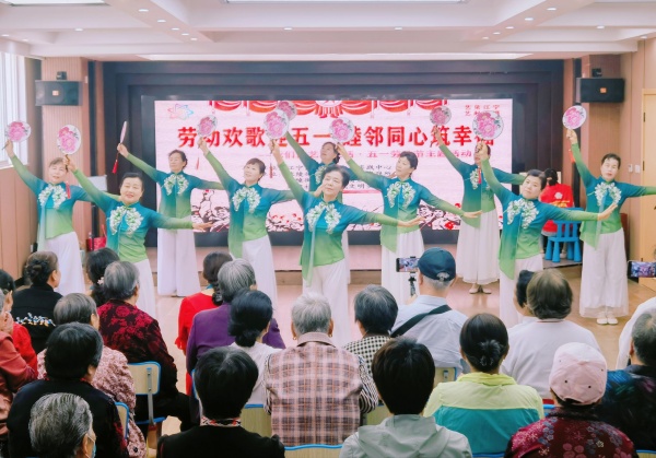 秦淮社区2025年5月1日劳动欢歌迎五一 睦邻同心筑幸福 (1).jpg
